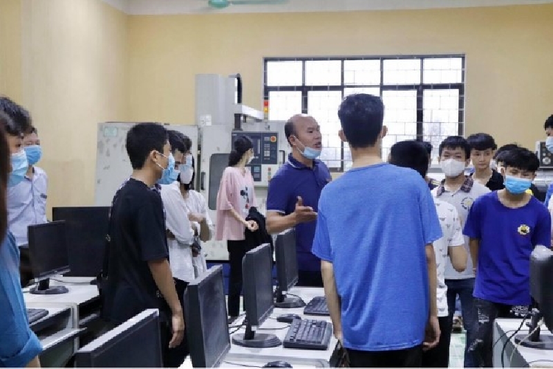 Tân HSSV khóa 52 tham quan các khoa chuyên môn