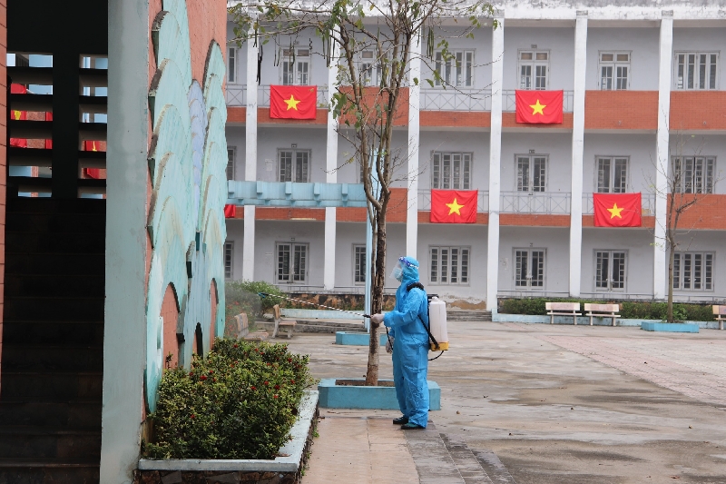 PCEM tổ chức phun thuốc muỗi an toàn phòng chống sốt xuất huyết, bảo vệ sức khoẻ cho HSSV