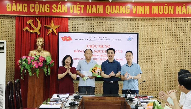 Đảng bộ PCEMA chúc mừng nhà giáo ưu tú Lê Đức Vũ nhận huy hiệu 30 năm tuổi đảng