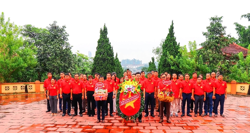 Trường Cao đẳng Cơ điện và Nông lâm Phú Thọ - Trang nghiêm lễ dâng hương tri ân các anh hung liệt sĩ