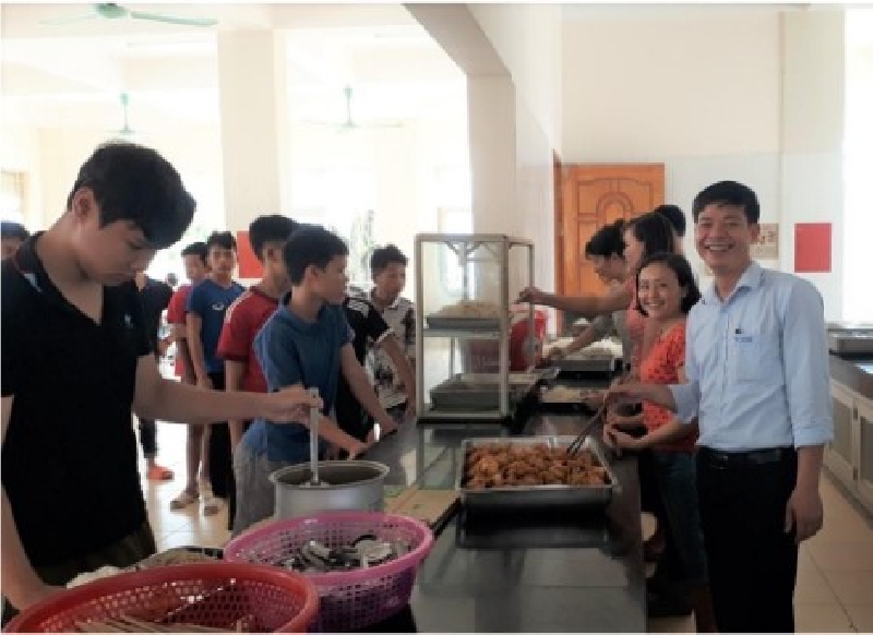Khi các thầy cô khoa Cơ khí tự tay vào bếp phục vụ các học sinh thân yêu