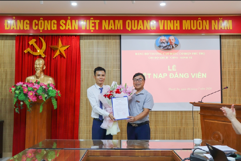 Chi bộ KHCB - CBNS - Kinh tế tổ chức kết nạp Đảng viên mới