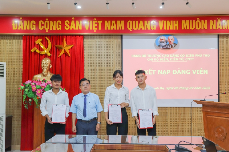 Chi bộ Điện - Điện tử - CNTT tổ chức kết nạp Đảng viên mới