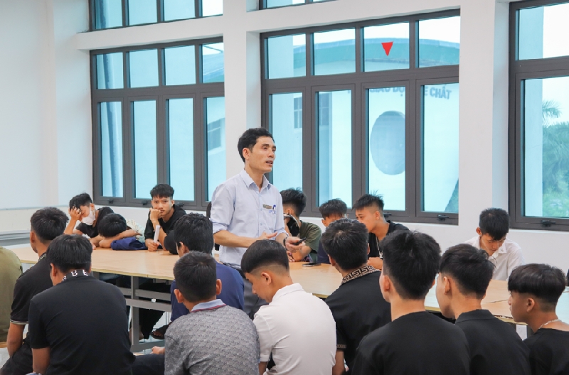 Học sinh sinh viên khoá 56 tham quan xưởng thực hành và khoa chuyên môn