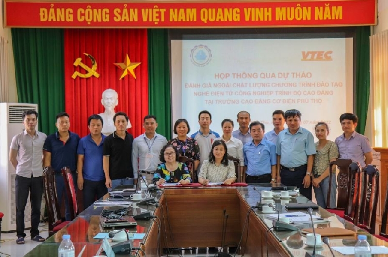 Công ty Cổ phần Kiểm định & Tư vấn giáo dục Việt Nam đánh giá ngoài chương trình đào tạo nghề Điện tử công nghiệp trình độ cao đẳng tại trường Cao đẳng Cơ điện Phú Thọ