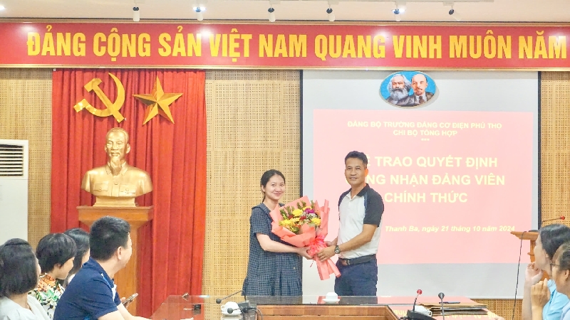 Công bố quyết định công nhận Đảng viên chính thức đối với đồng chí Lê Thị Mai Sáng