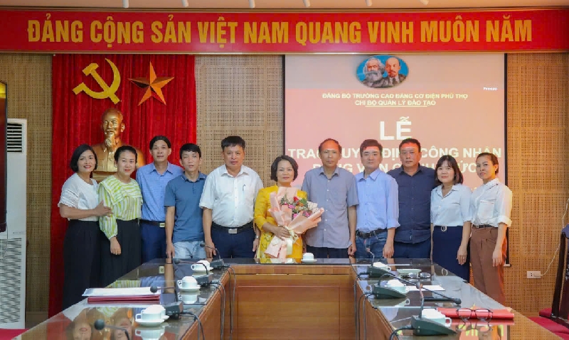 Chi bộ Quản lý đào tạo tổ chức lễ trao quyết định công nhận đảng viên chính thức