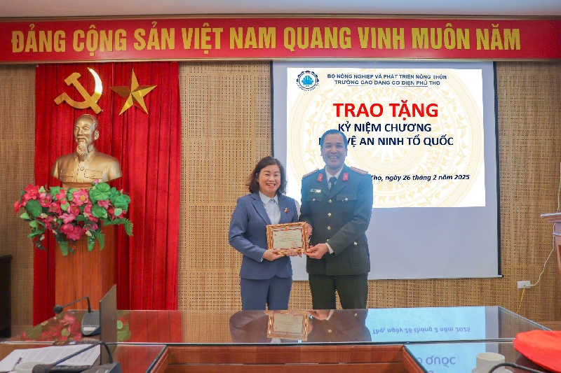 Trao tặng kỷ niệm chương "Bảo vệ an ninh tổ quốc" cho đồng chí Trần Thị Thuý Lan