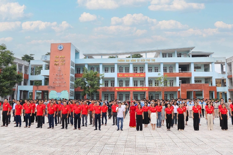 PCEM tổ chức chào cờ tháng 10/2025 gắn với sinh hoạt chuyên đề "Học tập và làm theo tư tưởng đạo đức, phong cách Hồ Chí Minh"